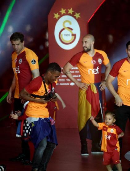 Şampiyon Galatasaray kupasına kavuştu