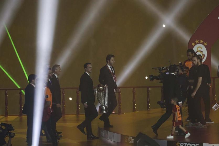 Şampiyon Galatasaray kupasına kavuştu