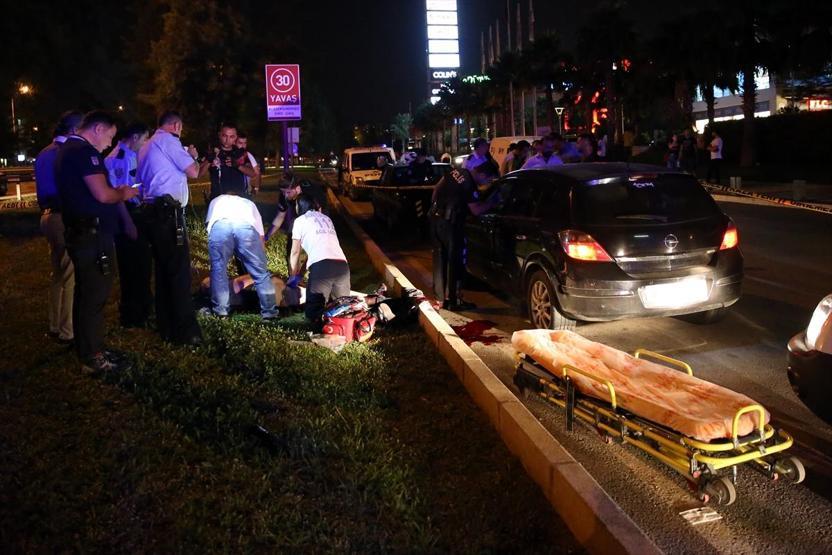 Antalyada bir kişi vuruldu, polis tabancayı incelerken kendini vurdu