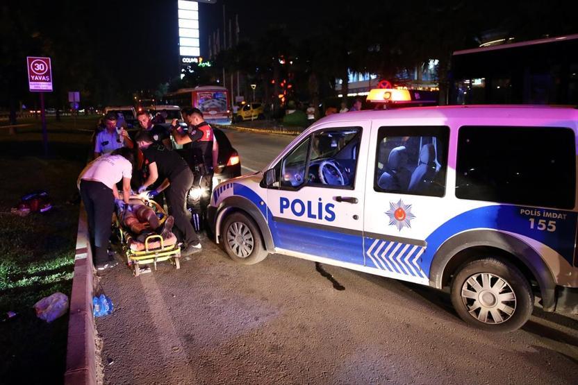 Antalyada bir kişi vuruldu, polis tabancayı incelerken kendini vurdu