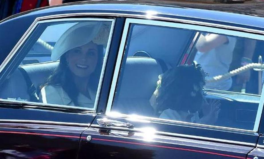Kate Middletonın düğün kıyafeti sosyal medyayı ikiye böldü