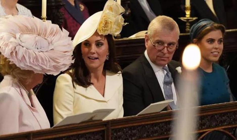 Kate Middletonın düğün kıyafeti sosyal medyayı ikiye böldü