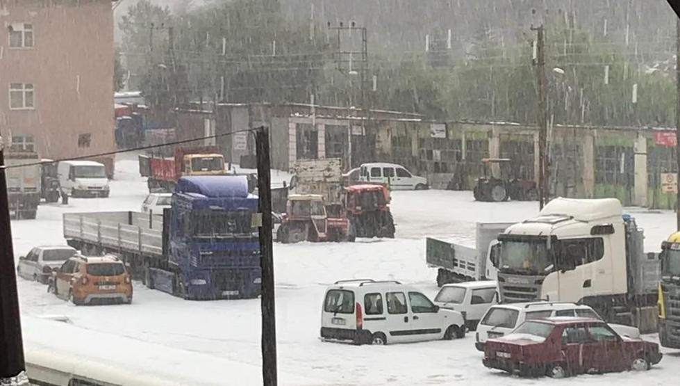 15 dakikalık dolu ilçeyi beyaza bürüdü