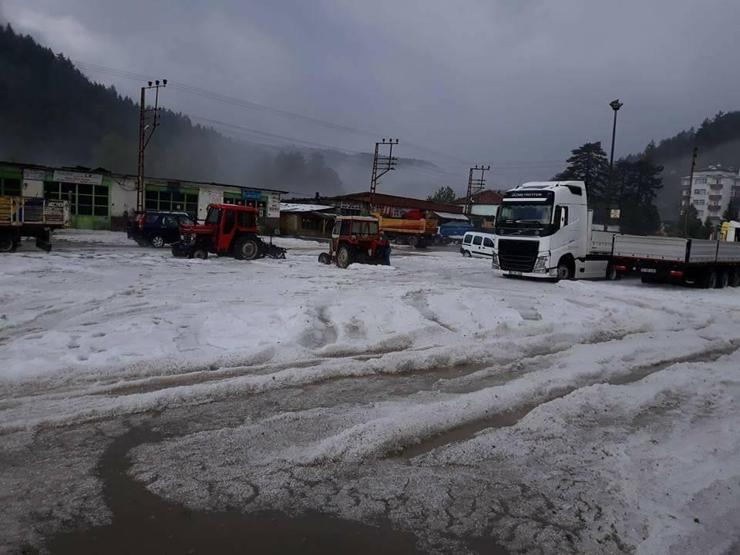 15 dakikalık dolu ilçeyi beyaza bürüdü