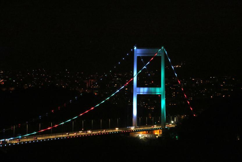 Köprüde Azerbaycan renkleri