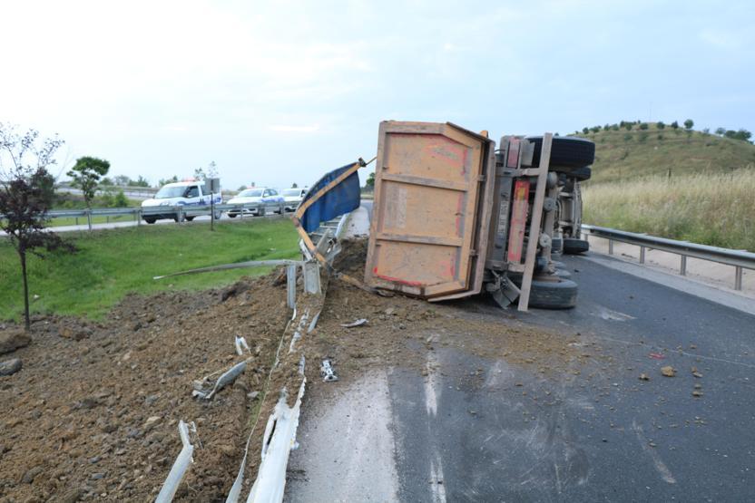 TEMde hafriyat kamyonu devrildi, yakınları muhabire saldırdı