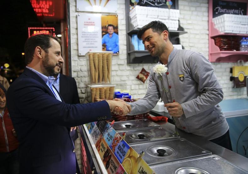 Bakan Berat Albayrak Üsküdarda Romanlarla buluştu