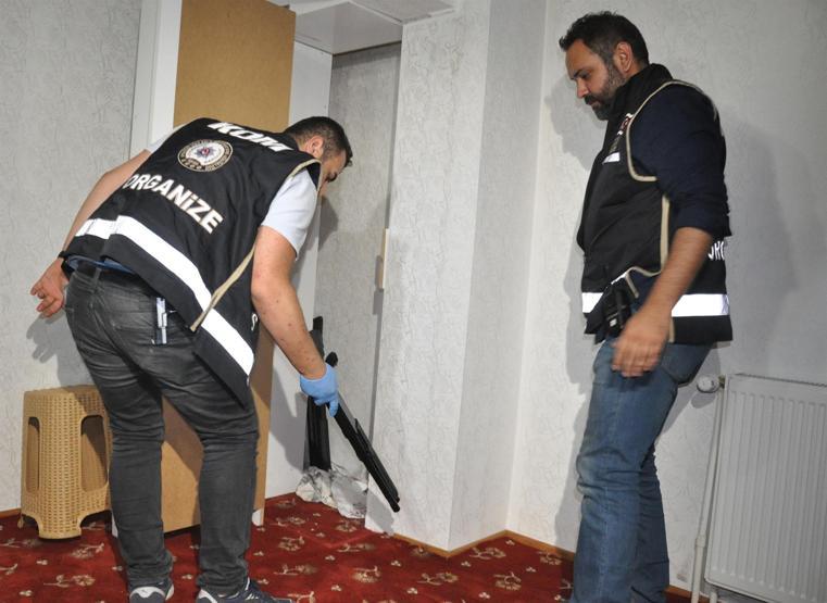 Sezginlere 300 polisle operasyon