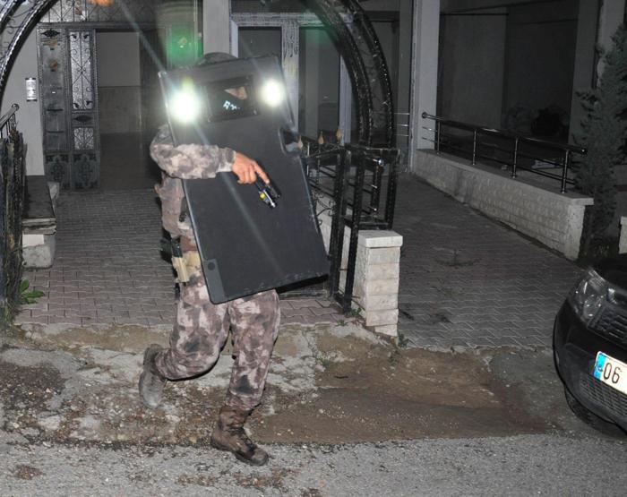 Sezginlere 300 polisle operasyon