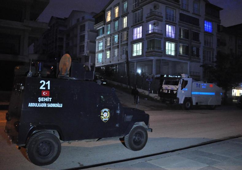 Sezginlere 300 polisle operasyon