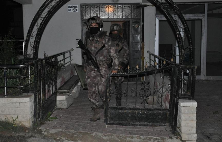 Sezginlere 300 polisle operasyon