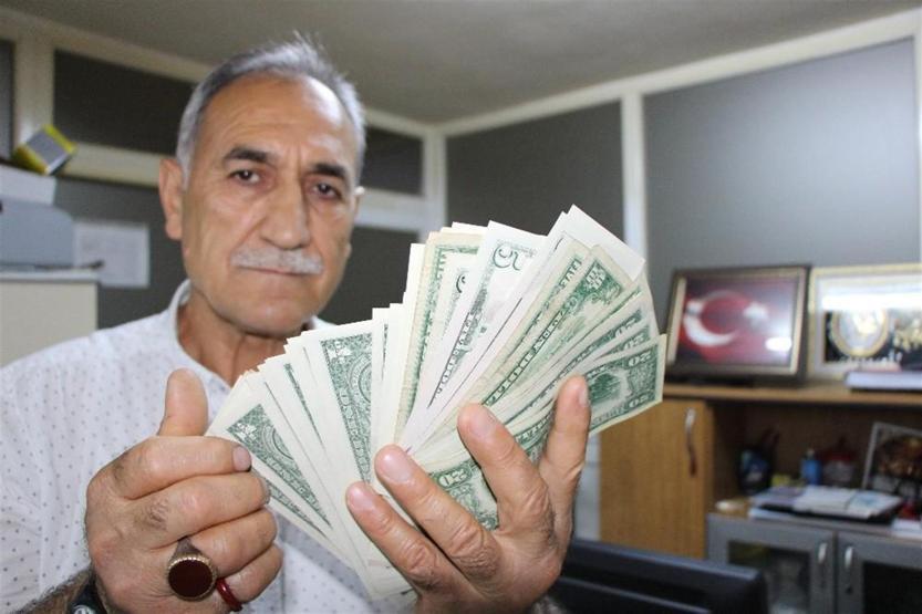 Yastık altındakileri bozdurun çağrısına antika koleksiyonuyla cevap verdi
