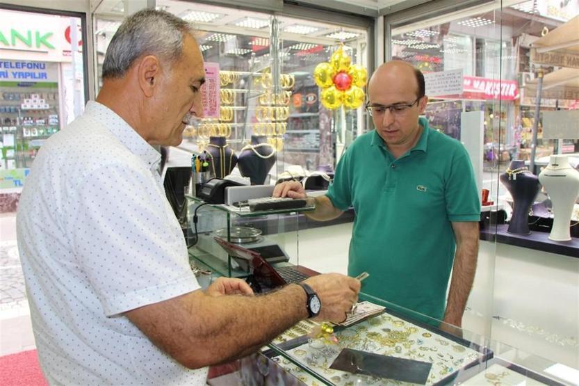 Yastık altındakileri bozdurun çağrısına antika koleksiyonuyla cevap verdi