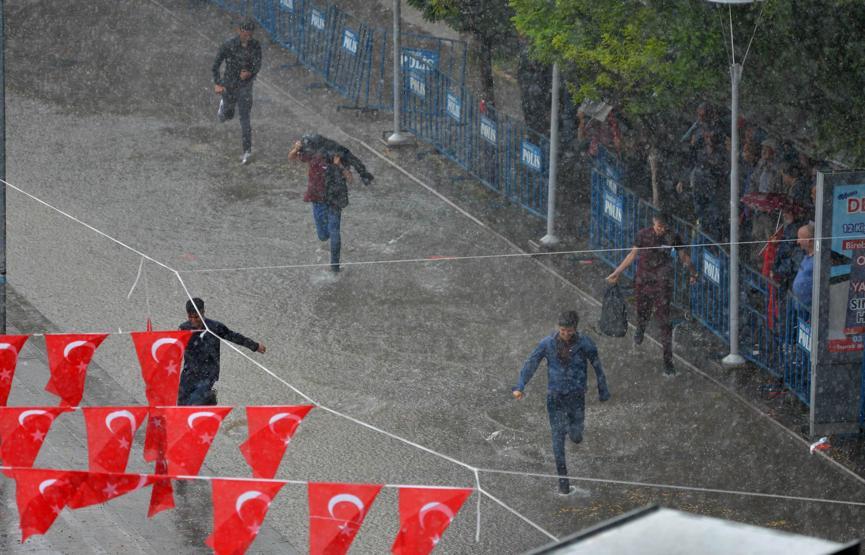 Miting alanında sağanağa yakalandılar