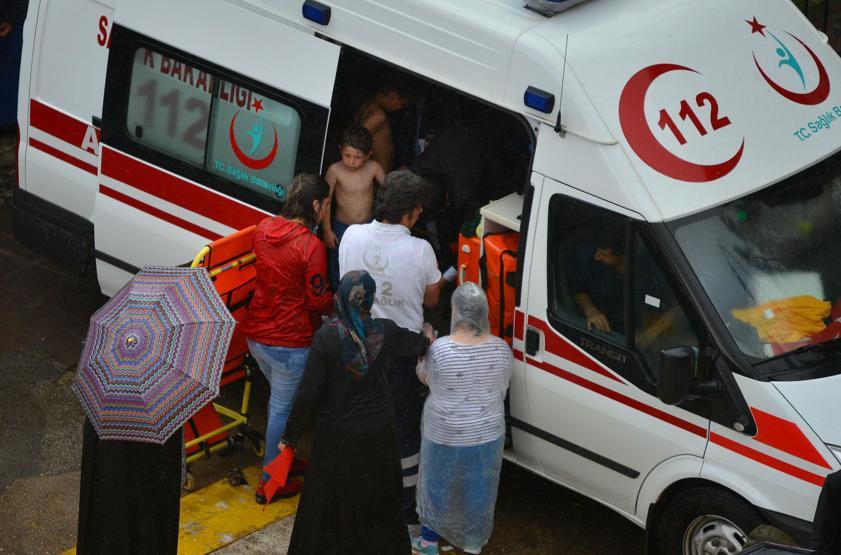 Miting alanında sağanağa yakalandılar