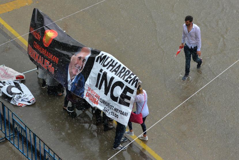 Miting alanında sağanağa yakalandılar