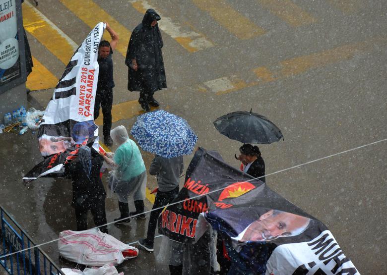 Miting alanında sağanağa yakalandılar