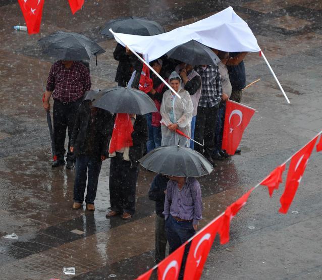Miting alanında sağanağa yakalandılar