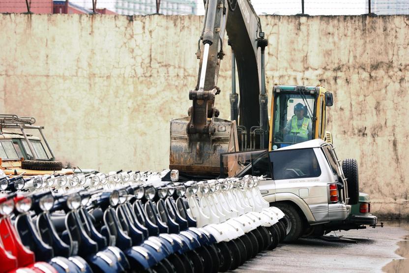 Lüks araçları böyle imha ettiler