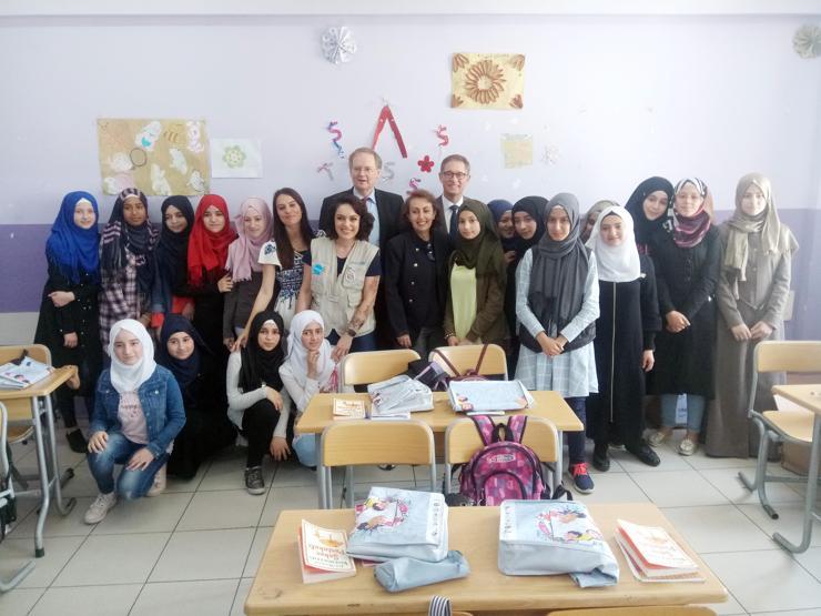 UNICEF gönüllüsü Ezgi Mola mülteci çocukları ziyaret etti