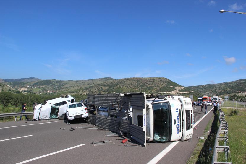TIR devrildi, 6 sıfır otomobil zarar gördü