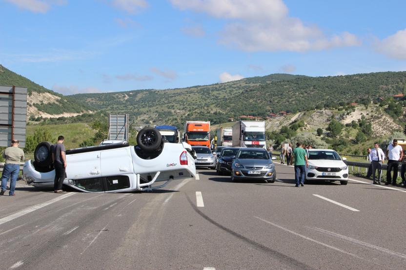 TIR devrildi, 6 sıfır otomobil zarar gördü