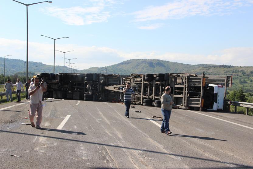 TIR devrildi, 6 sıfır otomobil zarar gördü