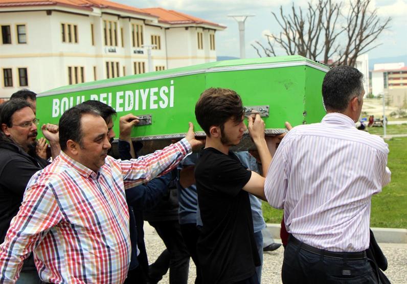 Kadavrayı son yolculuğuna akademisyen ve tıp öğrencileri uğurladı