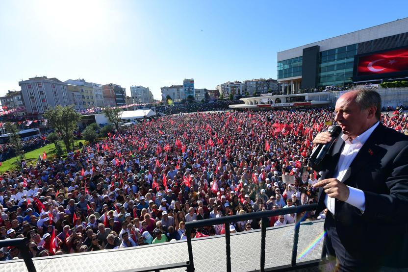 Zeytinburnunda konuşan Muharrem İnce, kürsüden bebek bezi fırlattı