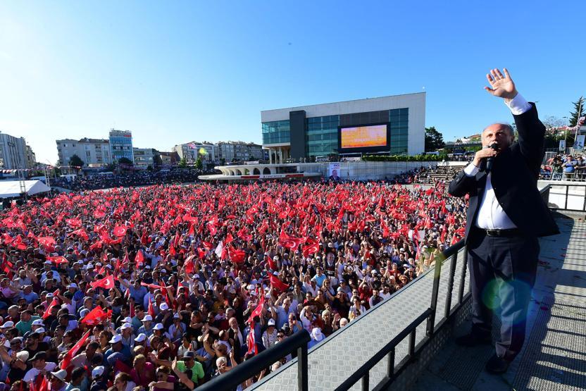 Zeytinburnunda konuşan Muharrem İnce, kürsüden bebek bezi fırlattı