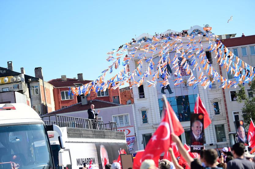 Zeytinburnunda konuşan Muharrem İnce, kürsüden bebek bezi fırlattı