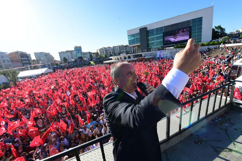 Zeytinburnunda konuşan Muharrem İnce, kürsüden bebek bezi fırlattı