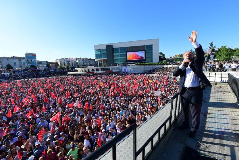 Zeytinburnunda konuşan Muharrem İnce, kürsüden bebek bezi fırlattı