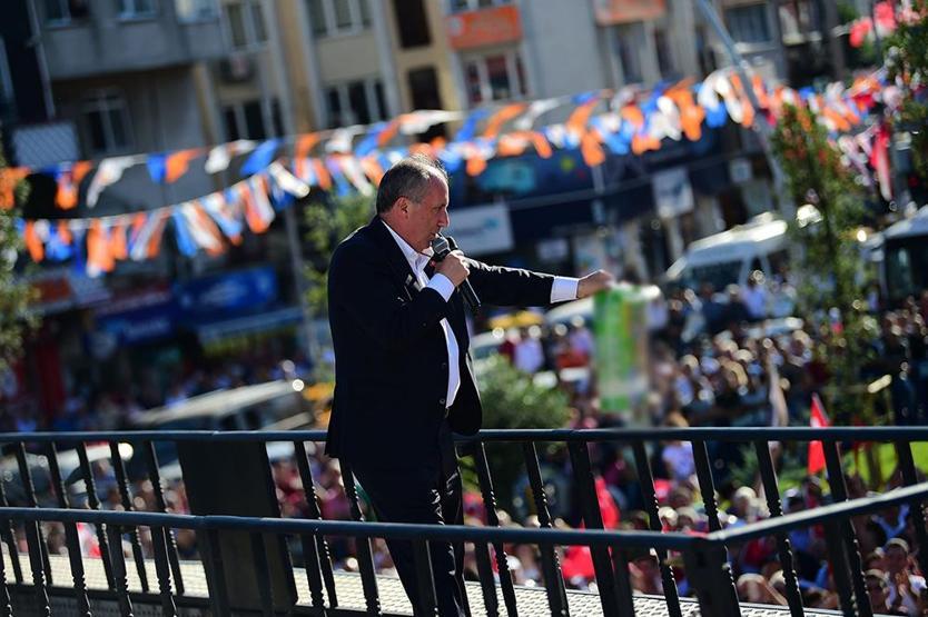 Zeytinburnunda konuşan Muharrem İnce, kürsüden bebek bezi fırlattı