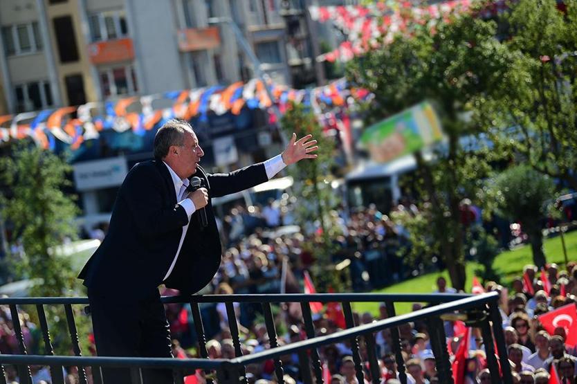 Zeytinburnunda konuşan Muharrem İnce, kürsüden bebek bezi fırlattı
