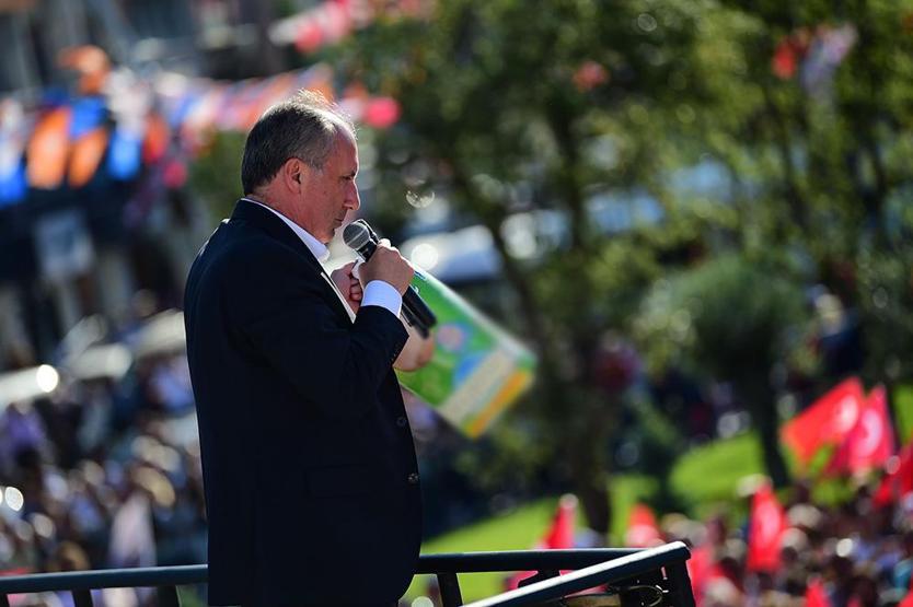 Zeytinburnunda konuşan Muharrem İnce, kürsüden bebek bezi fırlattı