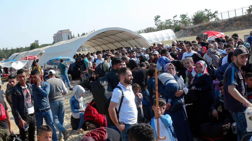 Bayram tatiline giden Suriyeliler sınırda izdihama yol açtı