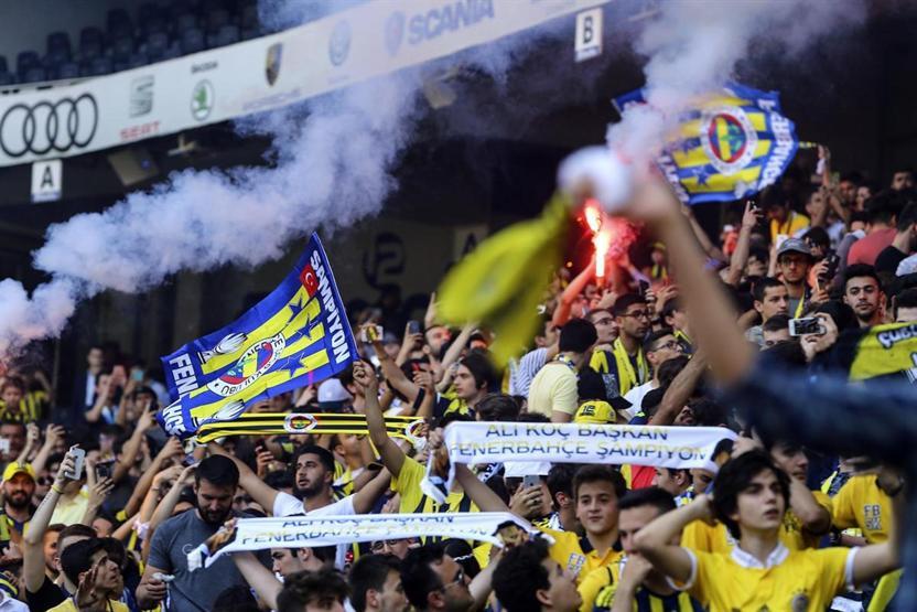 Fenerbahçe taraftarı şov yaptı