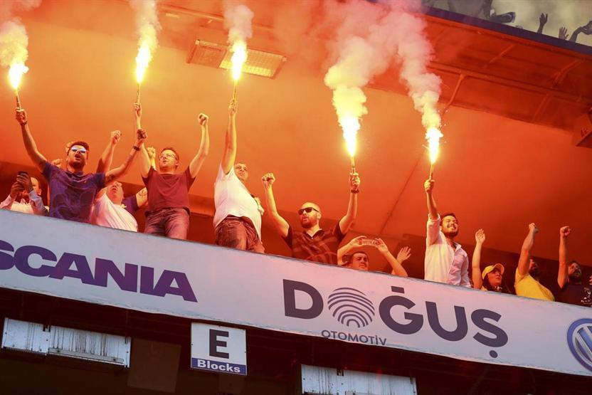 Fenerbahçe taraftarı şov yaptı