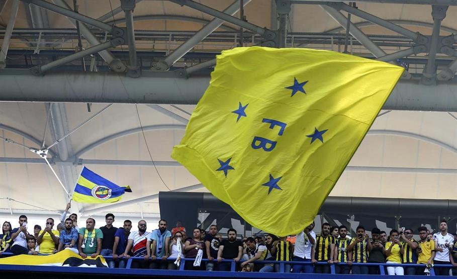 Fenerbahçe taraftarı şov yaptı
