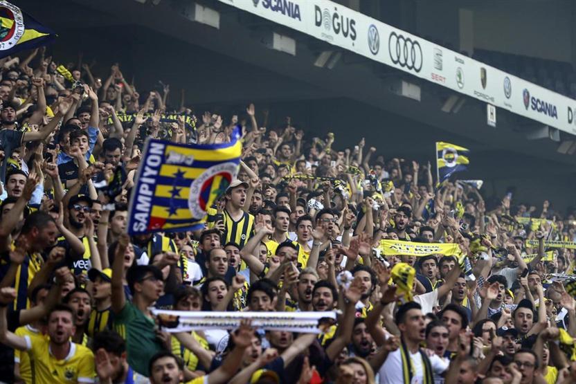 Fenerbahçe taraftarı şov yaptı