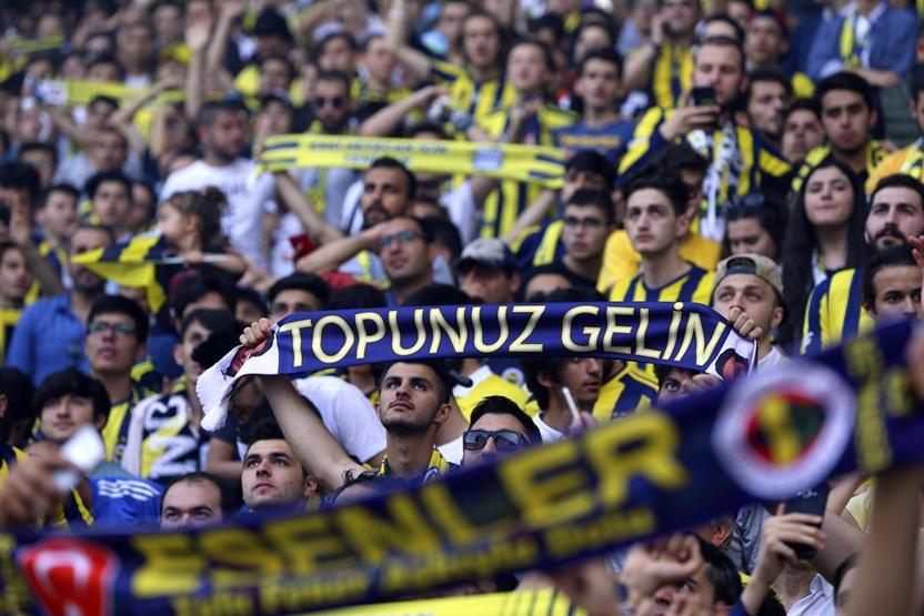 Fenerbahçe taraftarı şov yaptı