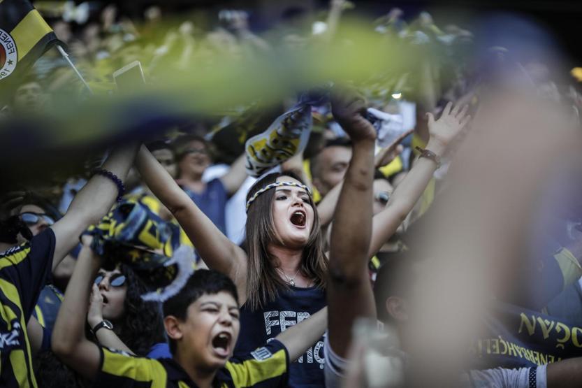Fenerbahçe taraftarı şov yaptı