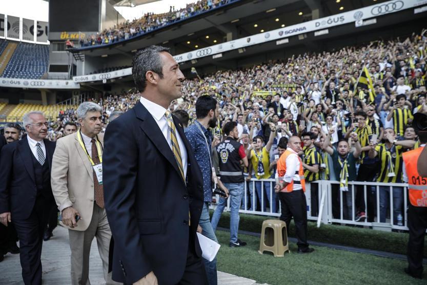Fenerbahçe taraftarı şov yaptı