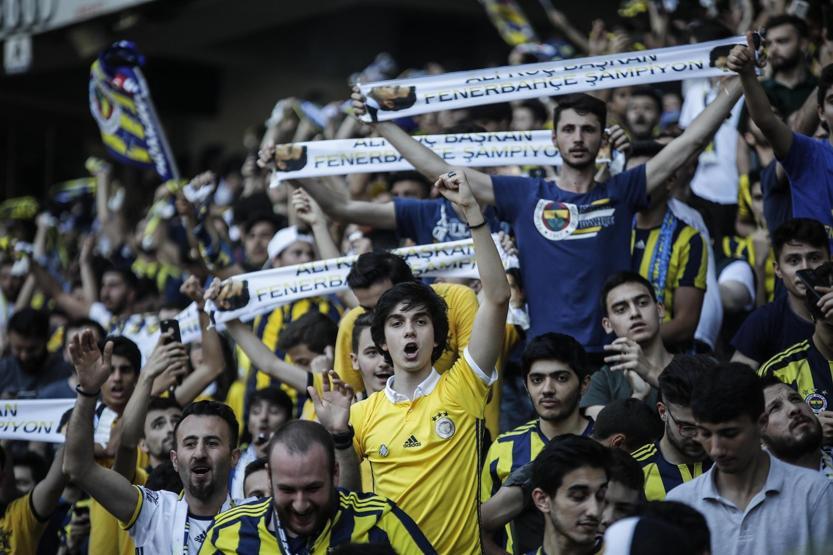 Fenerbahçe taraftarı şov yaptı