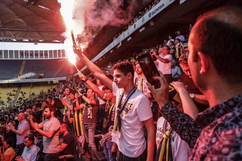 Fenerbahçe taraftarı şov yaptı