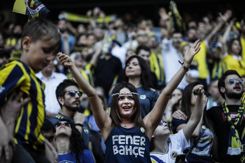Fenerbahçe taraftarı şov yaptı