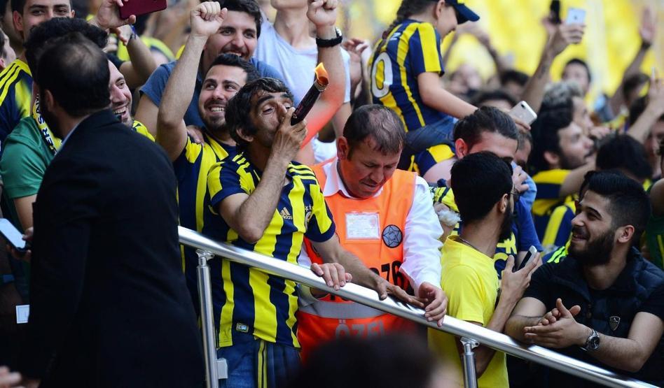 Fenerbahçe taraftarı şov yaptı