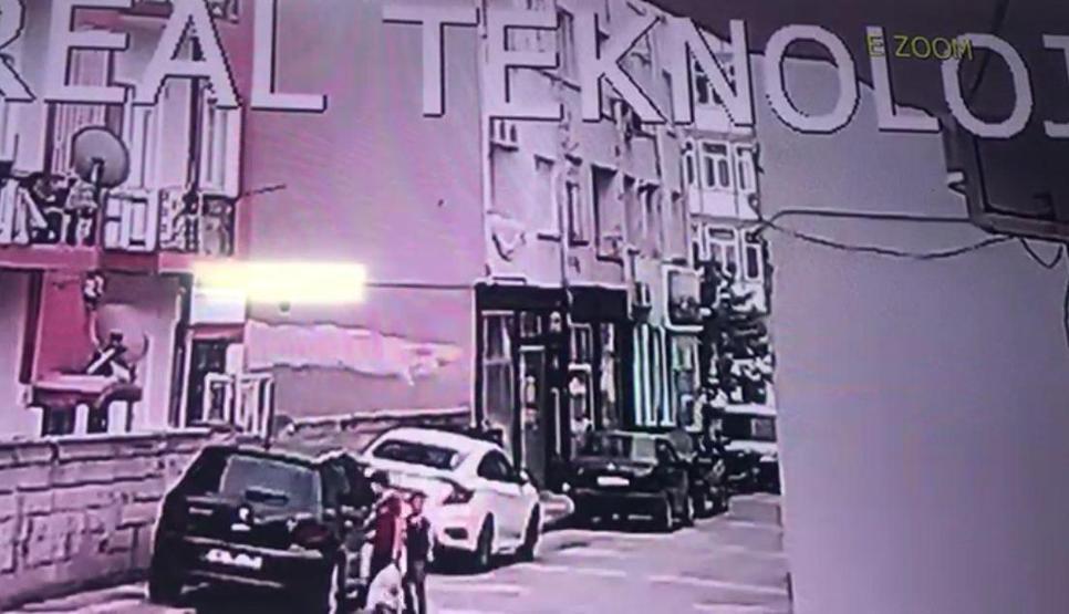 3 yaşındaki çocuk 4. kattan otomobilin üzerine düştü