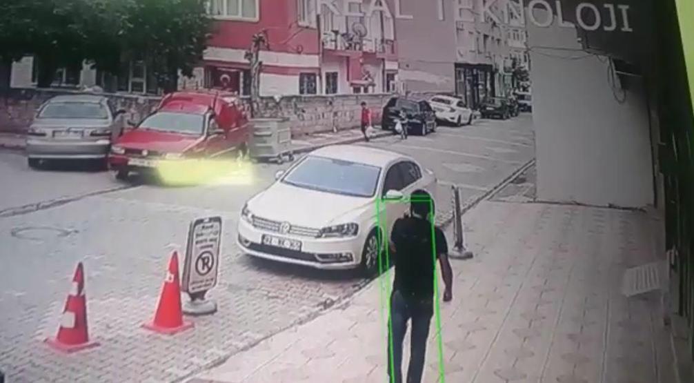 3 yaşındaki çocuk 4. kattan otomobilin üzerine düştü